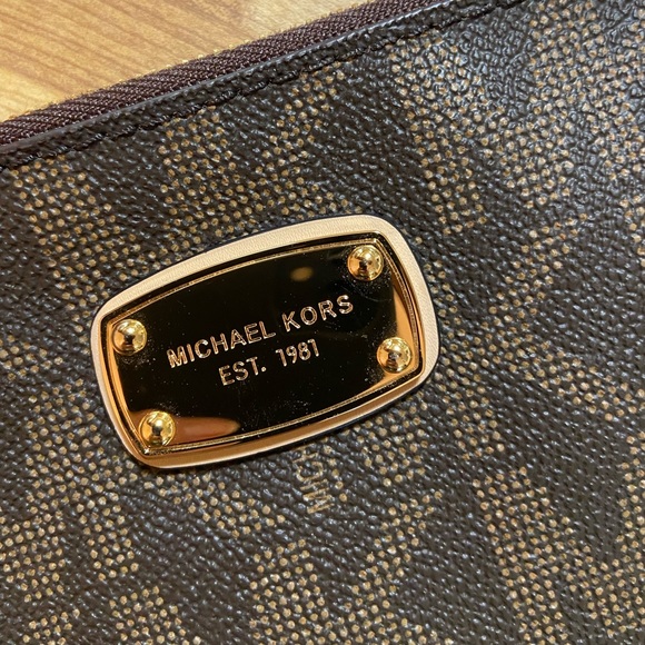 Michael Kors Jet Set Large Zip Clutch - Picture 4 of 4